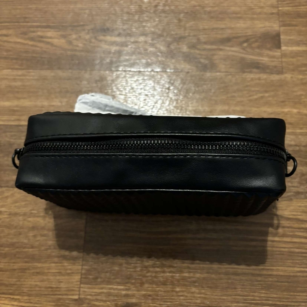 ✨NEW!✨ VALENTINO BLACK PHONE PURSE HANDLER - Picture 5 of 17